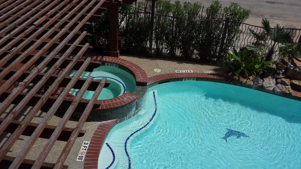 Baymont By Wyndham Jewett Hotel Exterior photo